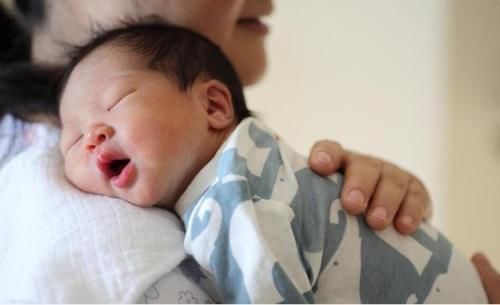 宝宝|新生儿宝宝在满月前,大多能解锁这些技能,你家孩子“及格”没?