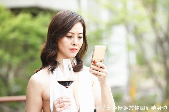 保养皮肤|长得不像“中年人”的气质女,都是用这四个习惯,压抑了衰老速度