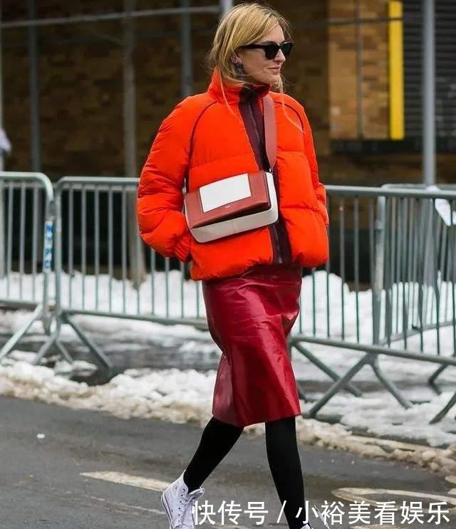 要注意|阔腿裤也该收一收了,最近流行“羽绒服+半身裙”,小个子也适合