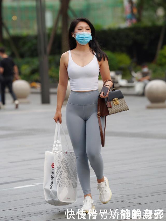 阔腿裤失宠了，今秋穿“打底裤”才性感，时尚又养眼！