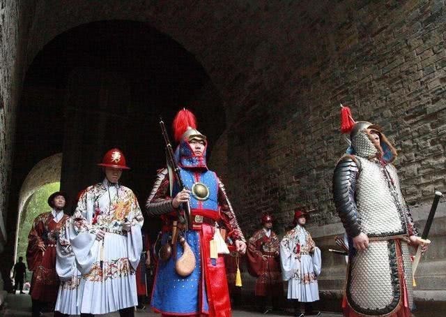 盗掘|朱元璋陵墓就摆在那里,为何能完整保存600年?清朝皇陵却全遭盗掘