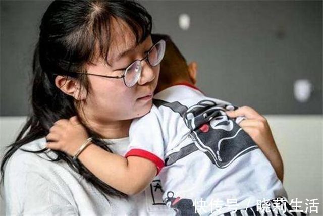 受精卵|父母为生二胎与女儿绝交,现跪求女儿帮忙养弟弟,女儿:放过我吧