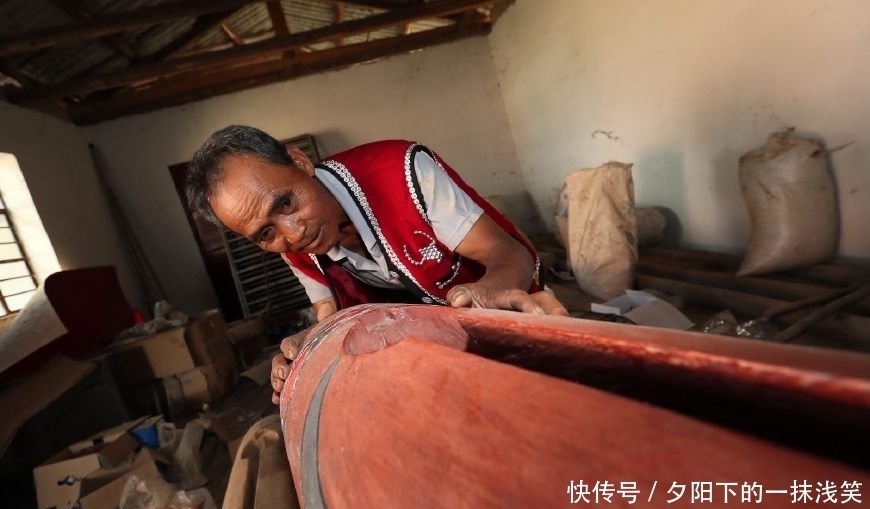 六旬大爷自学成才作“通天木鼓”,每个售价万元