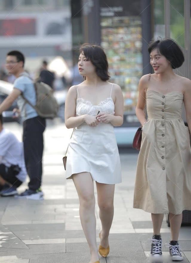 白色连衣裙|白色连衣裙搭配姜黄色的高跟鞋,“时尚气质”散发的淋漓尽致