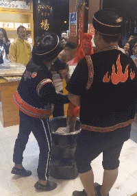 |搞笑GIF段子：这位大哥你怎么能这么妖娆？