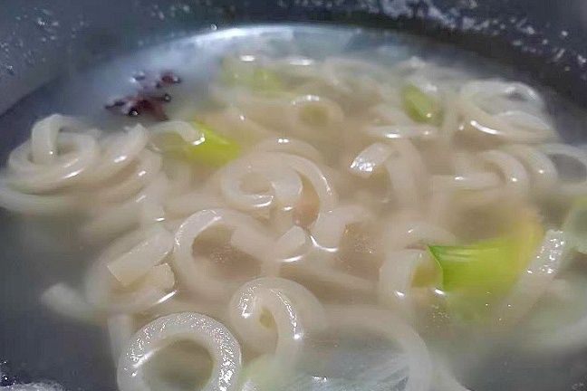 做猪皮冻时,直接煮就“废”了!多加这1步,皮冻更透亮,没腥味