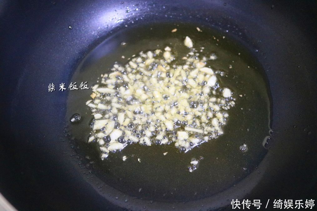 年后都爱吃素菜?这三种素菜一起炒,美味营养,上桌就光盘