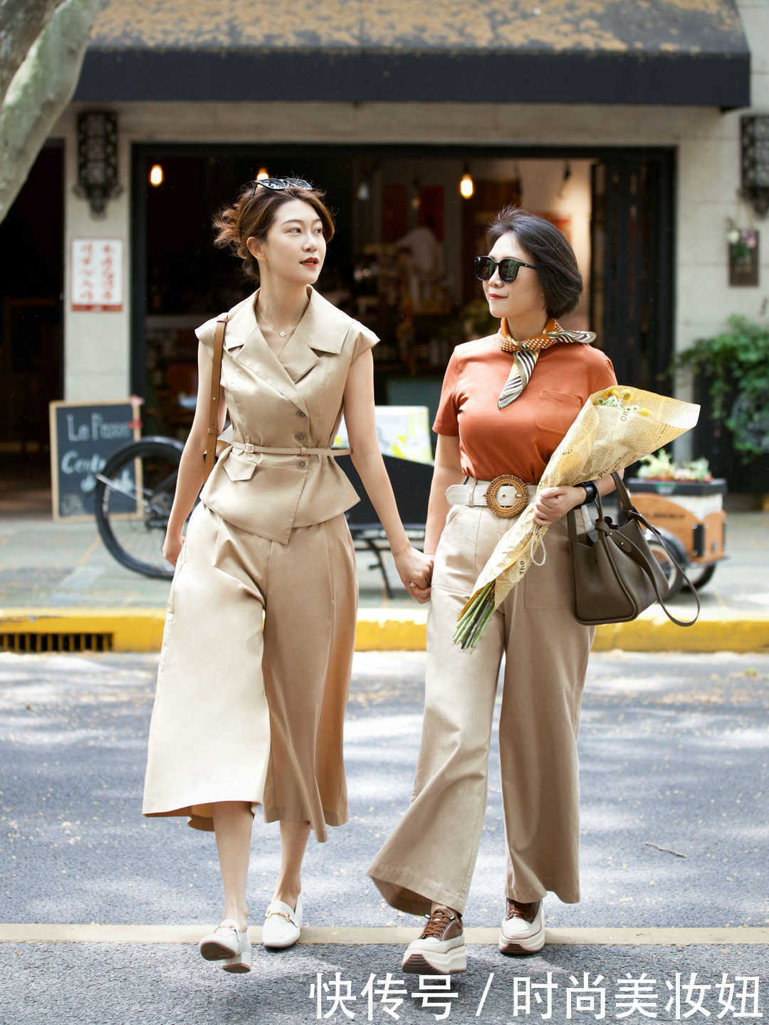 色彩|60岁的女人,别再穿印花裙了,教你优雅搭配技巧,时髦又洋气