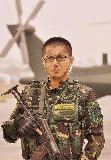 郎峰饰徐天龙 特种部队红细胞小组成员,龙龙中尉