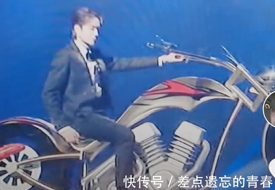 春晚|王一博春晚骑“大摩托”登场,挑战魔术表演,后台采访却笑翻众人