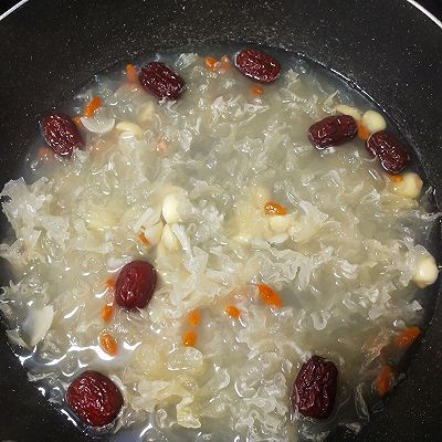 莲子银耳羹|牛奶银耳莲子羹