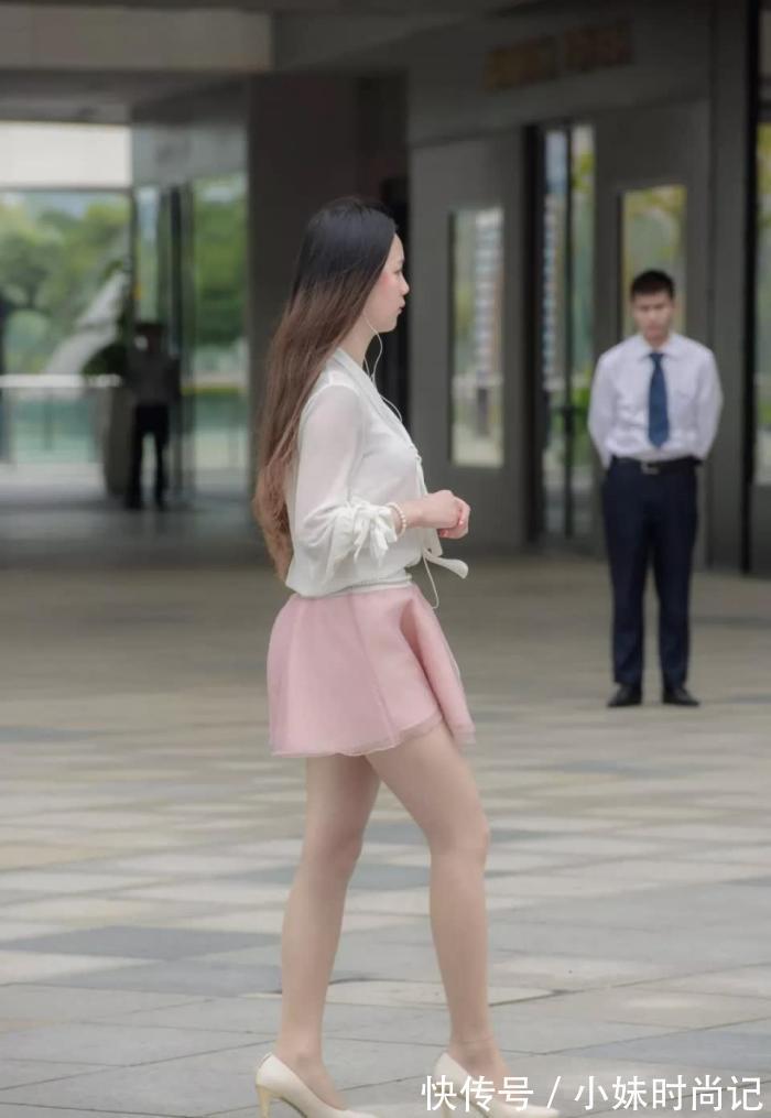 清新|街拍:打扮很清新很靓丽的美女,干净整洁的气质,多了几分淑女气质