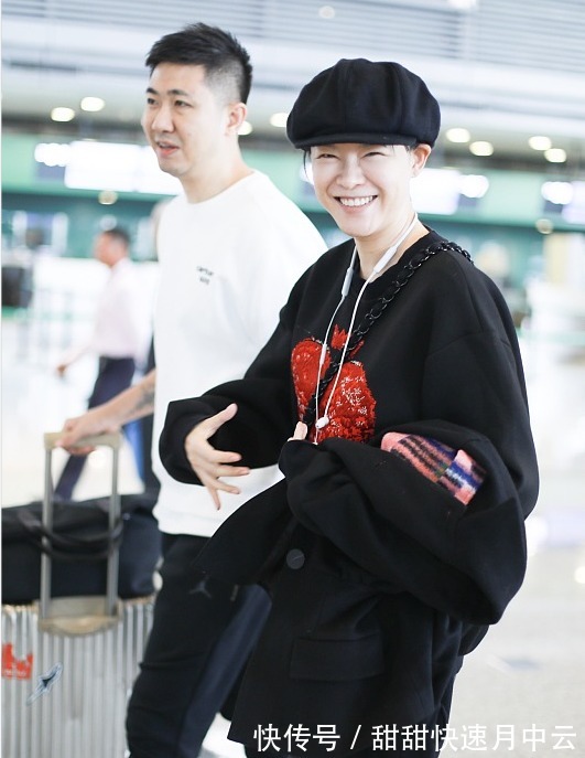 紧身裤 李艾都42岁了,可皮肤还是那么白皙,身材也好,穿黑卫衣都很减龄