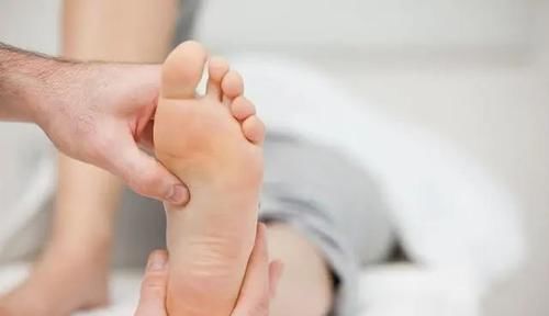 热水泡脚|肾不好的人，睡觉时有4种表现，若一个不占，恭喜身体还不错