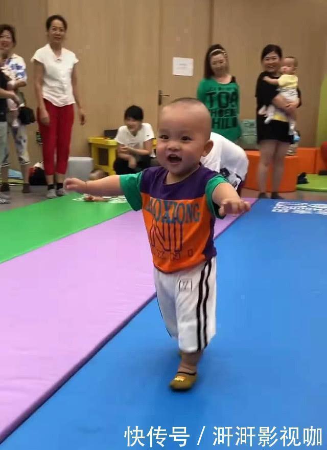 宝宝|宝宝参加爬行比赛,半路却学会“走路”,其他宝宝一脸懵:他犯规