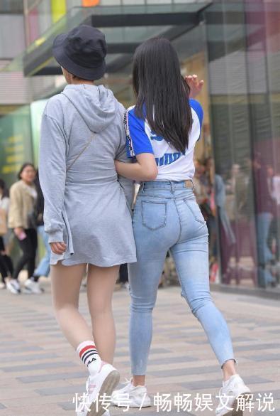 白色短袖搭配破洞牛仔裤,青春活力,笑容迷人