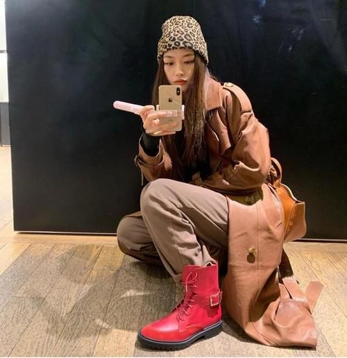 款式的靴|秋冬买靴子，尽量少买黑色，这3种“颜色”时髦百搭，显腿长