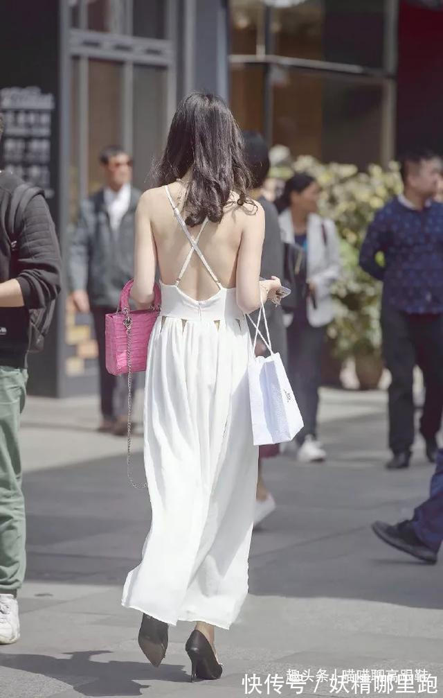 高跟鞋 美女脚上搭配一双高跟鞋，既可以显高，又能在出街的时候凸显造型