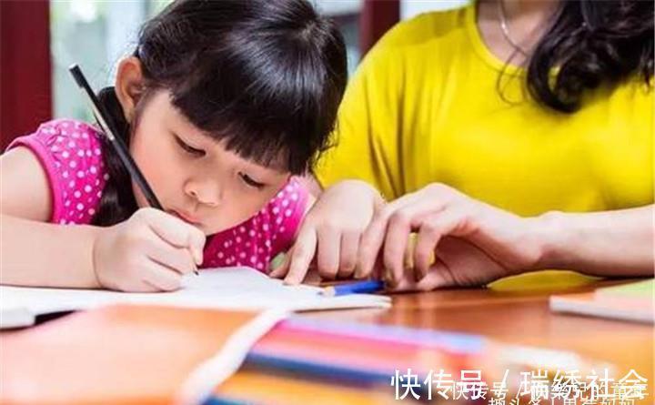 印刷体|男孩写出一手“印刷体”,字迹美观工整让人羡慕,宝妈却不开心