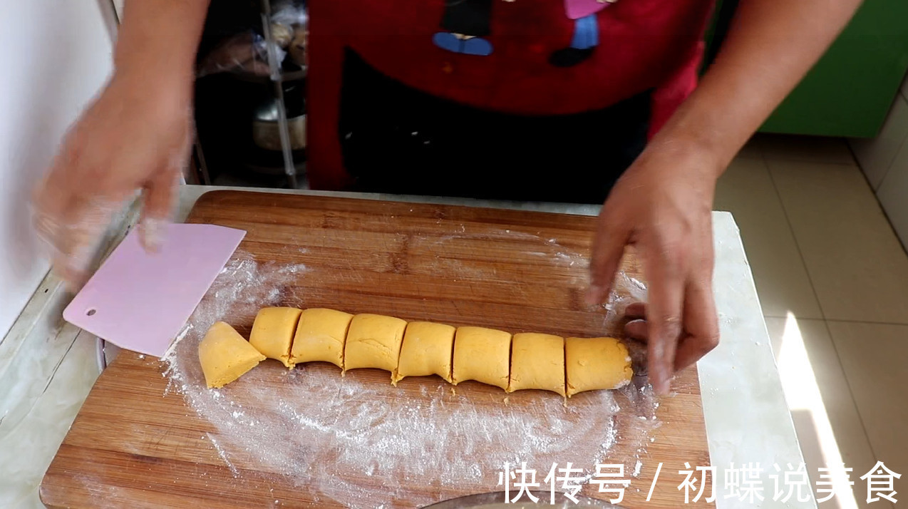 南瓜新做法，不做南瓜饼，不蒸馒头，越吃越想吃，做法超简单