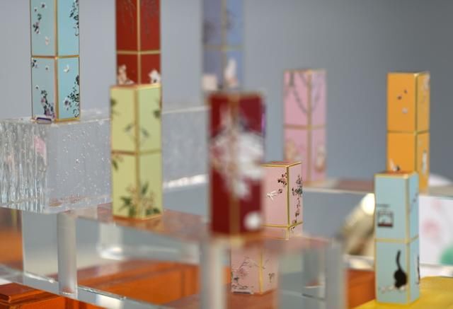 去年口红销量下滑近半，眼妆产品比往年火爆，网友：过于真实