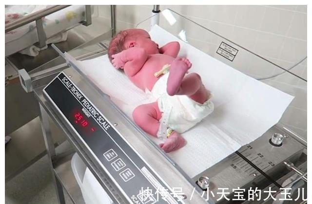 婆婆|“踩生”并非迷信说法?第一个抱孩子的人,的确很关键