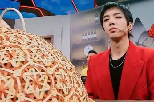 保姆 华晨宇哪来的优越感?仗着有洁癖把丁程鑫当保姆,让对方跪地收拾残渣