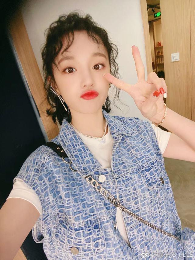 宋雨琦 宋雨琦打baby面部后,被曝在后台把开水倒助理身上,做事嚣张