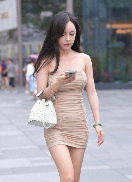 卡其色连衣裙，知性优雅又时尚，褶皱设计让裙子更有层次感