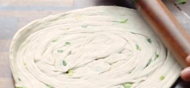 买了20年手抓饼,才知道做法这么简单,1分钟学会,2块钱做一大锅