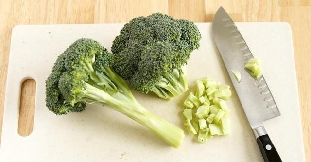 炒西兰花时,有人先焯水,有人直接炒,都不对,大厨教你正确做法