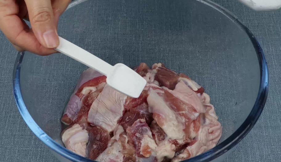 洗羊肉时,只用清水洗是错误的,加入3样东西,羊肉干净又没膻味!