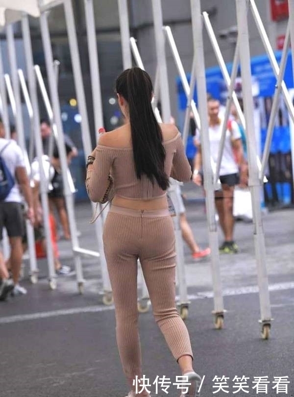 美女|美女街拍小姐姐穿针织套装出街,度过一个“温情”的秋天