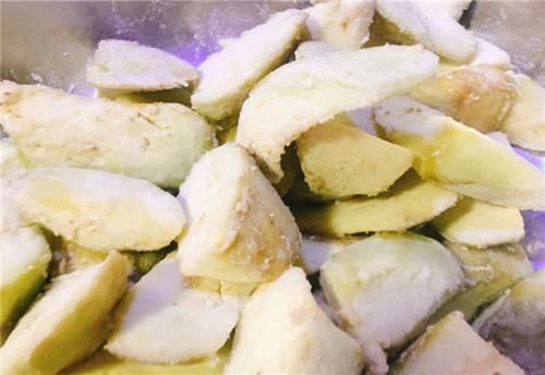 茄子|做地三鲜有诀窍，不要直接入锅炒，多加一步骤，茄子出锅不发黑！