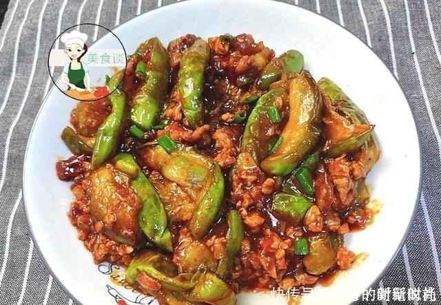 白醋|炒茄子时,直接下锅就错了,大厨教您一招,茄子香软,不油不发黑!