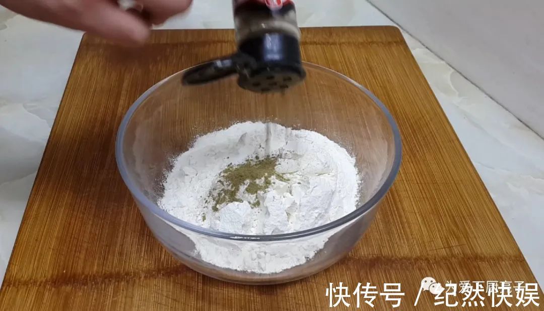 以后鸡蛋饼就这么做,教你简单做法,个个鼓大泡,一次成功不失败