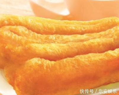 炸油条是有窍门的,掌握之后,做出酥脆蓬松的油条,健康美味省时