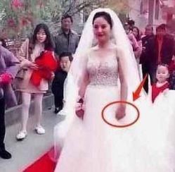 “冰冻新娘”走红,双手冻得发紫还面带微笑,网友:结婚真不容易