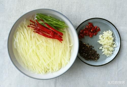 炒土豆丝，什么时候放醋，正确做法是先放醋，酸辣又脆爽