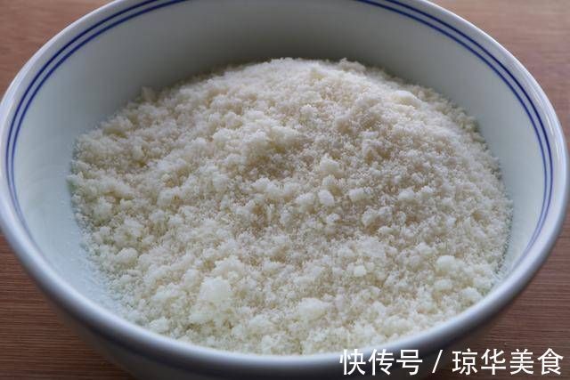 剩馒头新吃法，加4个鸡蛋搅一搅，出锅比披萨还好吃！做法还简单