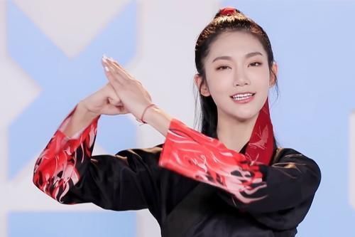 出场|青你2学员虞书欣模仿奥黛丽赫本不算啥,“夷陵老祖”出场秀翻