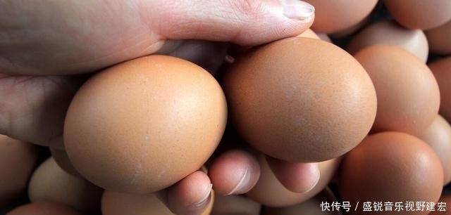 最好在温水锅中煮鸡蛋。记住2条提示。鸡蛋的味道很好,特别适合剥皮。