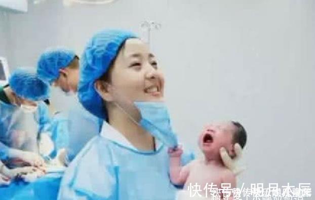 天生|“天生熊孩子”火遍全网,刚出生就“手欠”,美女护士哭笑不得
