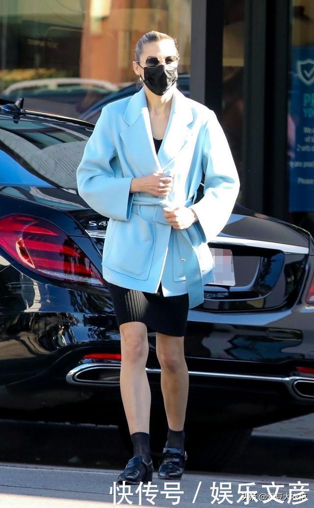 女星街拍｜布兰卡毛衣当裙子的粉色浪漫，扎娅大衣配皮裤的率性