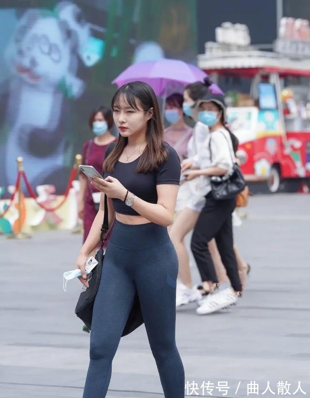 a495 打底裤的装扮俏皮可人穿出优雅高贵的气质,很有时尚感!