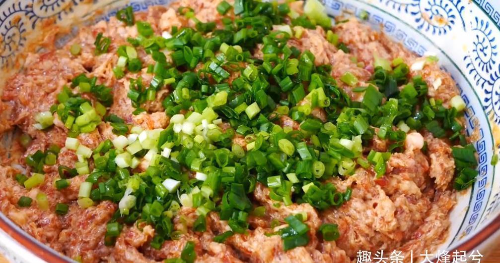 肉馅里还只加葱姜汁，试试多加一种食材，肉馅鲜嫩多汁，一点不柴