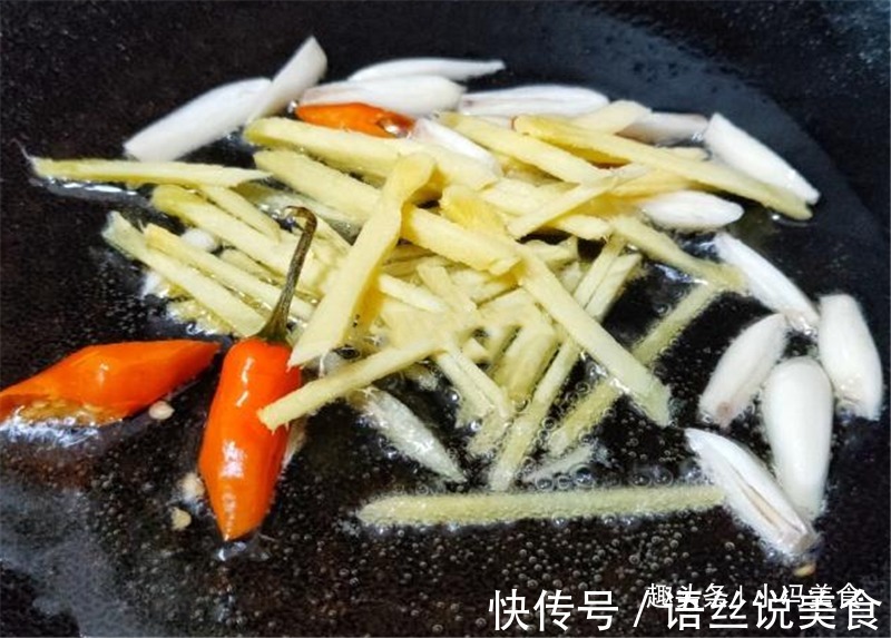 墨鱼加上这食材一起炒，清香鲜美，鲜嫩爽辣，老公下酒菜必备