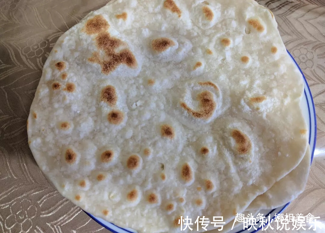 开水一烫,筷子搅一搅,2分钟出锅,比馒头还柔软,每天吃不够