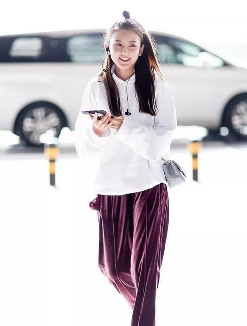 收起你的小黑裤！今年流行的是“丝绒裤”，高级显瘦