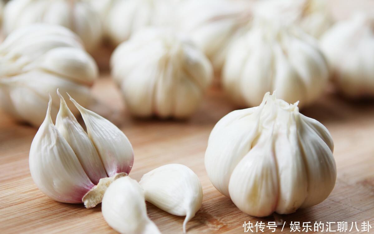 保存大蒜别再直接放冰箱,教你一个土方法,放久了照样新鲜不发芽